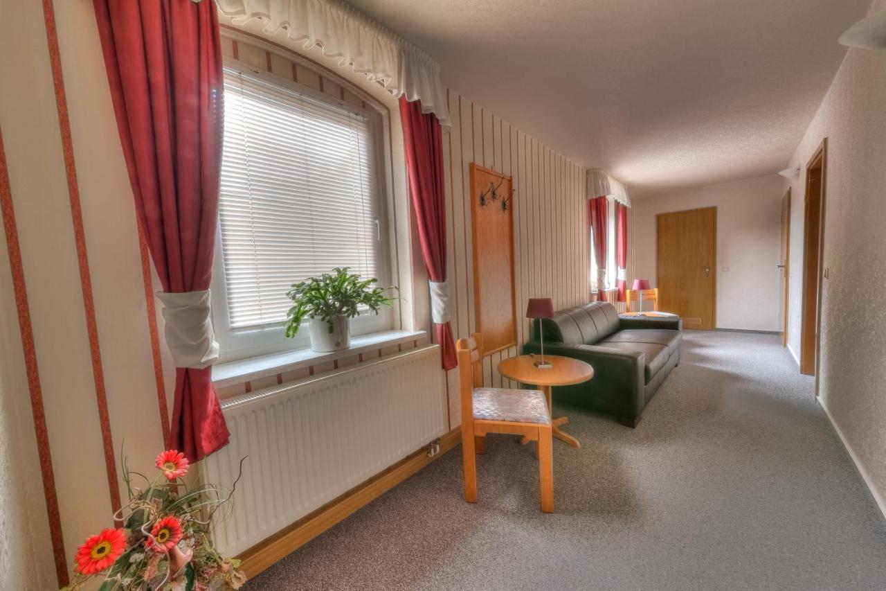Hotel - Pension & Gaststaette "Alter Koenig" Hettstedt Exterior photo